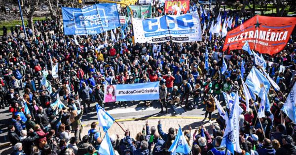 Ataque contra Cristina: masiva marcha de gremios y organizaciones en Mar del Plata