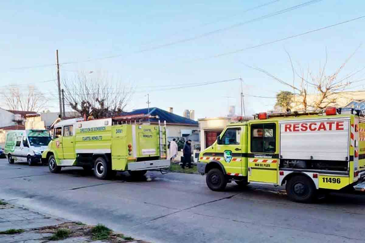 Se incendió una casa en el barrio Bernardino Rivadavia y rescataron a tres personas