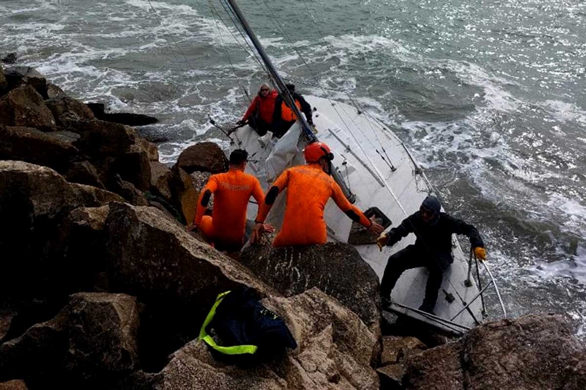 Rescatan a tres tripulantes de un velero que encalló en la escollera sur