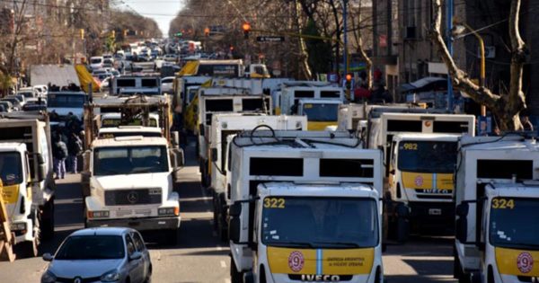 Sin acuerdo en la paritaria, Camioneros amenaza con un paro a partir del lunes