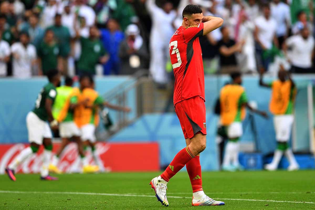 Un contundente Arabia Saudita amargó el debut de “Dibu” Martínez en el Mundial