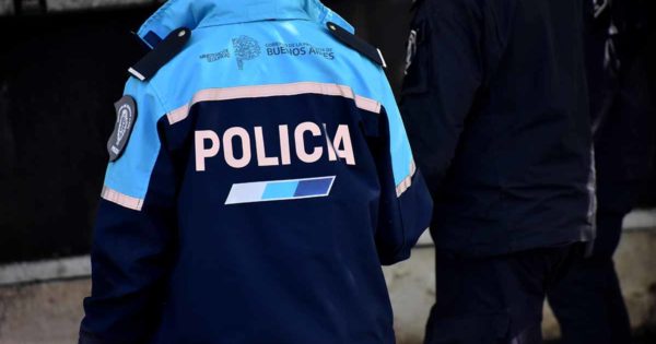 Dos prófugos y cinco allanamientos por el crimen en el barrio Las Dalias