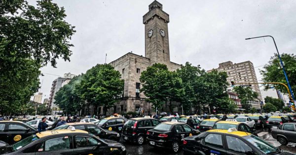 Bajo la lluvia, paro y movilización de taxis y remises contra las aplicaciones