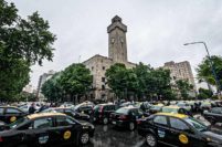 Bajo la lluvia, paro y movilización de taxis y remises contra las aplicaciones