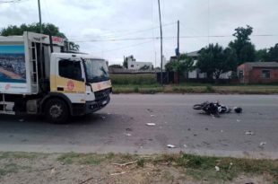 Una joven en grave estado tras un choque entre un camión de residuos y una moto