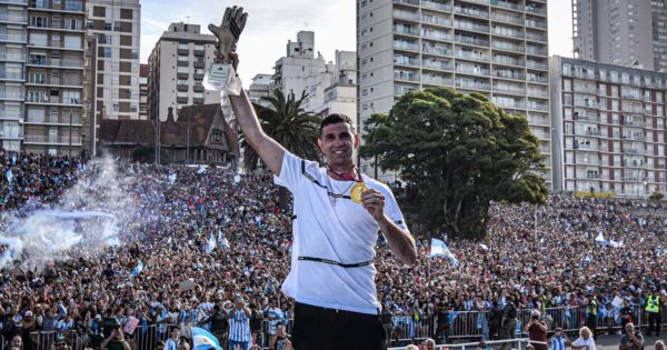 Dibu Martínez festejó en su Mar del Plata natal: “Que todos los arqueritos sueñen con lograr la cuarta”