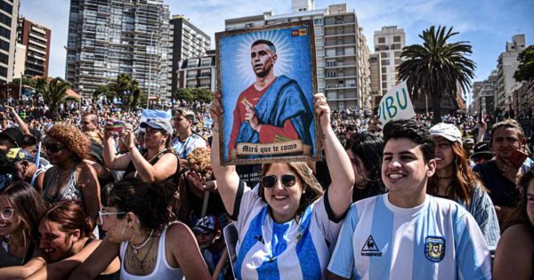 Así se preparó la fiesta de Dibu Martínez en Mar del Plata: carteles, camisetas y emoción