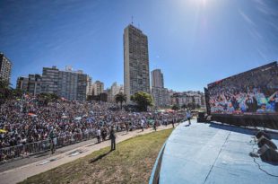 Argentina a cuartos: una multitud festejó en el “fan fest” de Mar del Plata