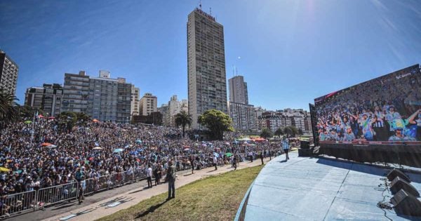 Argentina a cuartos: una multitud festejó en el “fan fest” de Mar del Plata