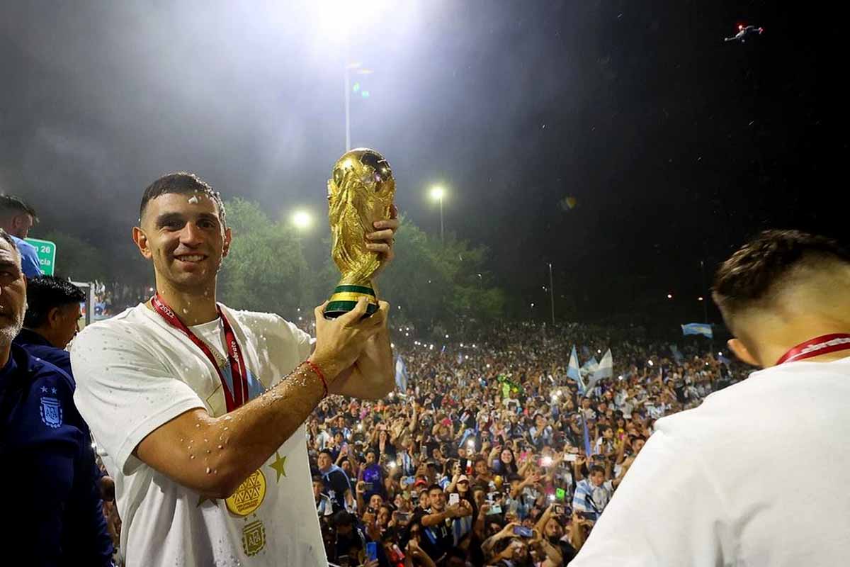 Emiliano Dibu Martínez y la Copa del Mundo ya están en Argentina