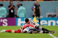 La formidable atajada de “Dibu” Martínez para el pase de Argentina a cuartos