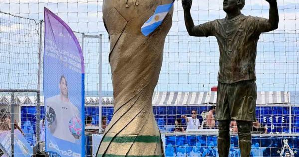 Exhiben una estatua de Lionel Messi en Punta Mogotes