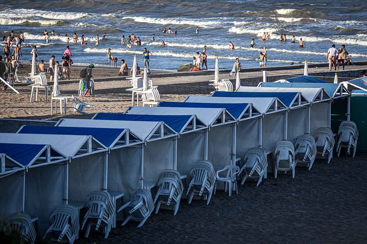 Exceso de carpas en playas: piden datos para conocer la “suficiencia” de las multas