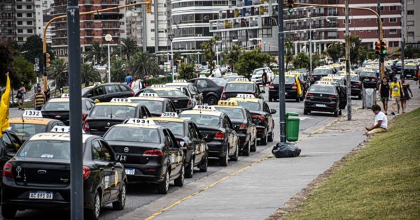 Paro de taxis: la protesta pasó por Playa Grande a la espera de respuestas