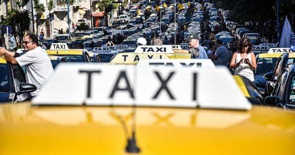 Masivo paro y movilización de taxis y remises con reclamos a Montenegro