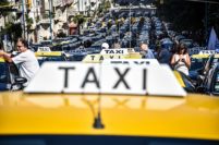 Empezó el paro y movilización de taxis y remises con reclamos a Montenegro