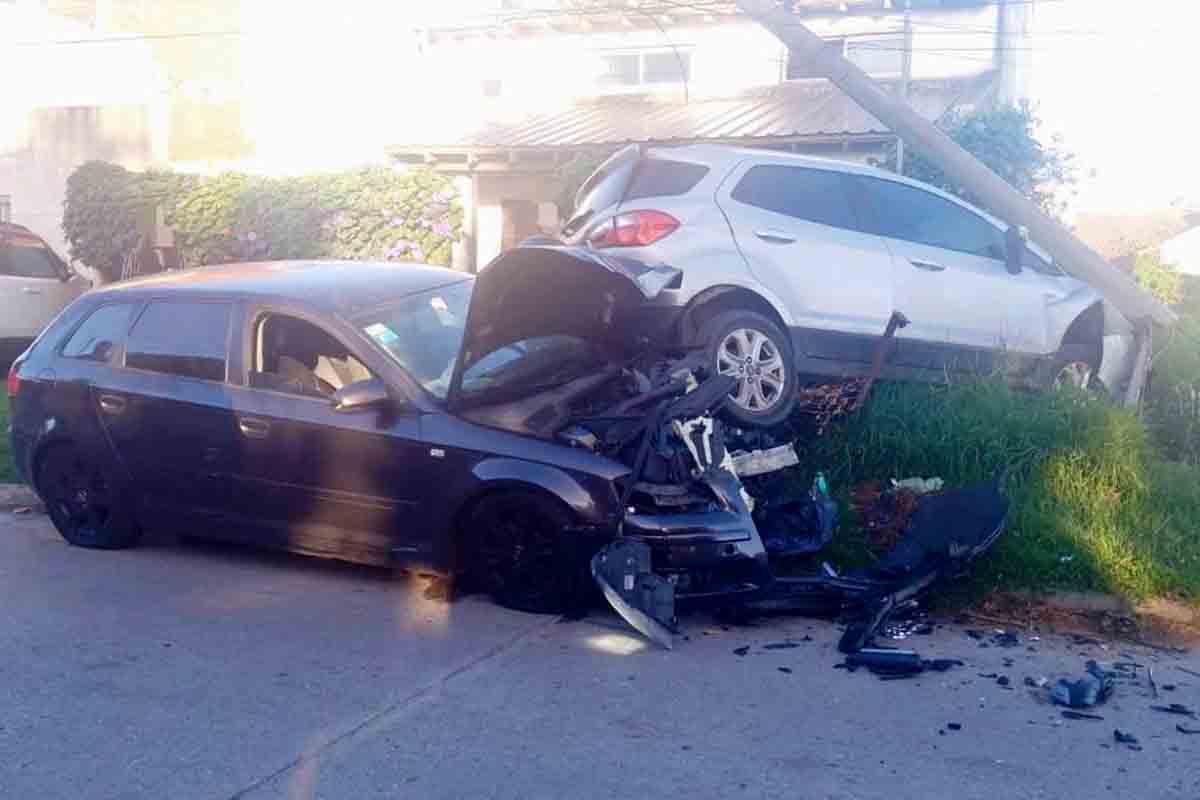 Chocó contra un auto estacionado y derribó un poste de luz en Faro Norte