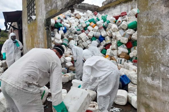 Secuestraron centenares de bidones de agroquímicos en un depósito ilegal