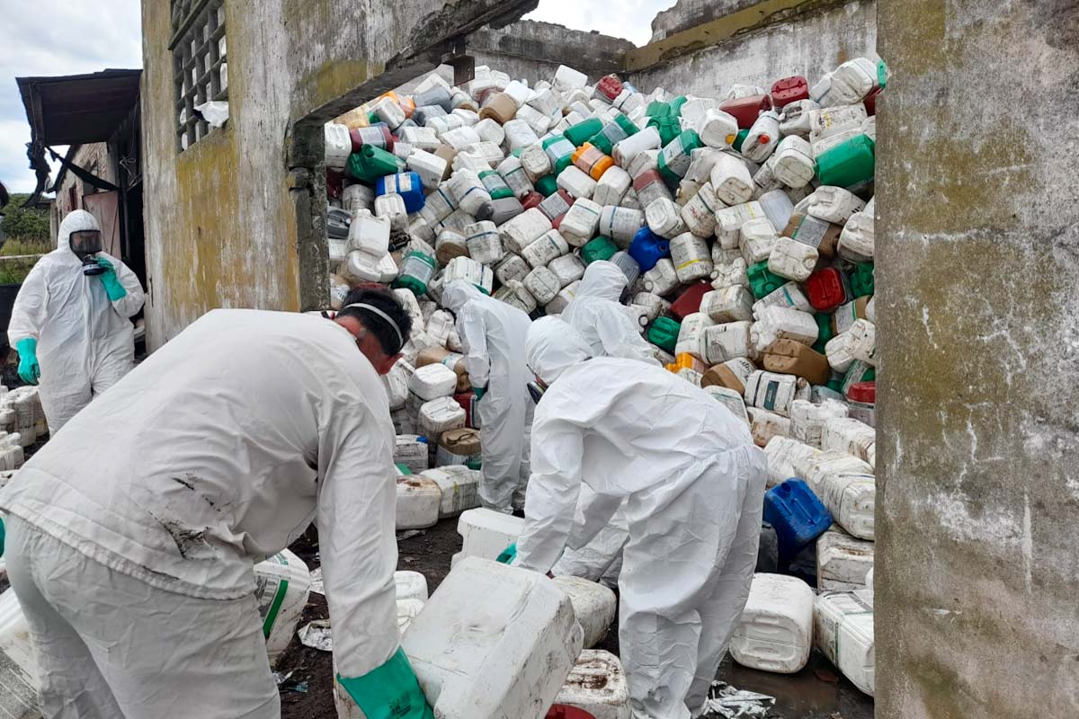 Secuestraron centenares de bidones de agroquímicos en un depósito ilegal