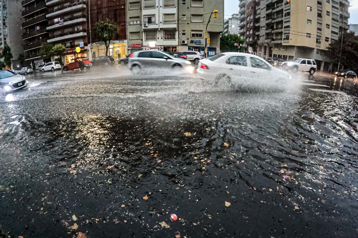 Calles anegadas en los barrios por la abundante lluvia: cómo sigue el tiempo