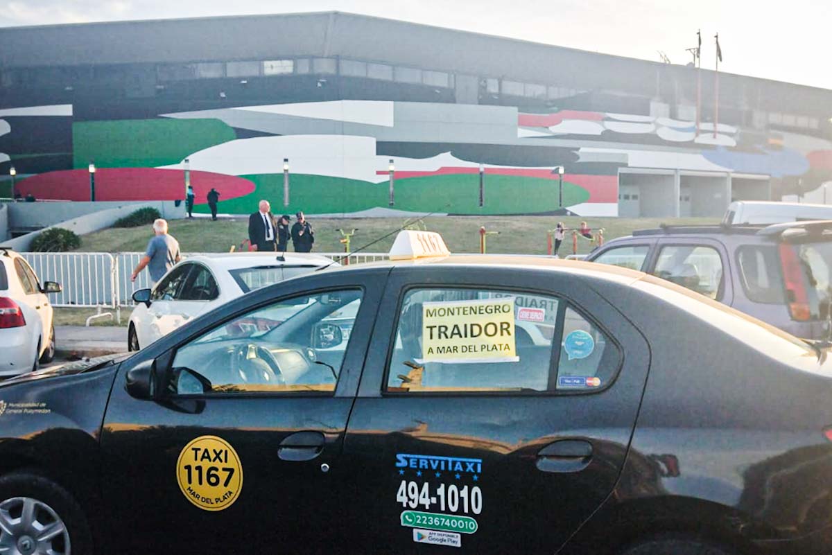 Taxistas y remiseros llevaron su malestar a la entrega de los Estrella de Mar