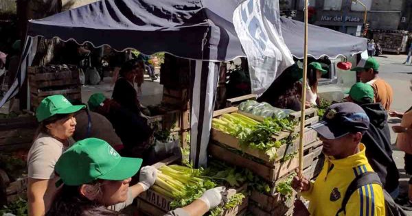 Con un “verdurazo”, pequeños productores reclaman asistencia ante la crisis y la sequía