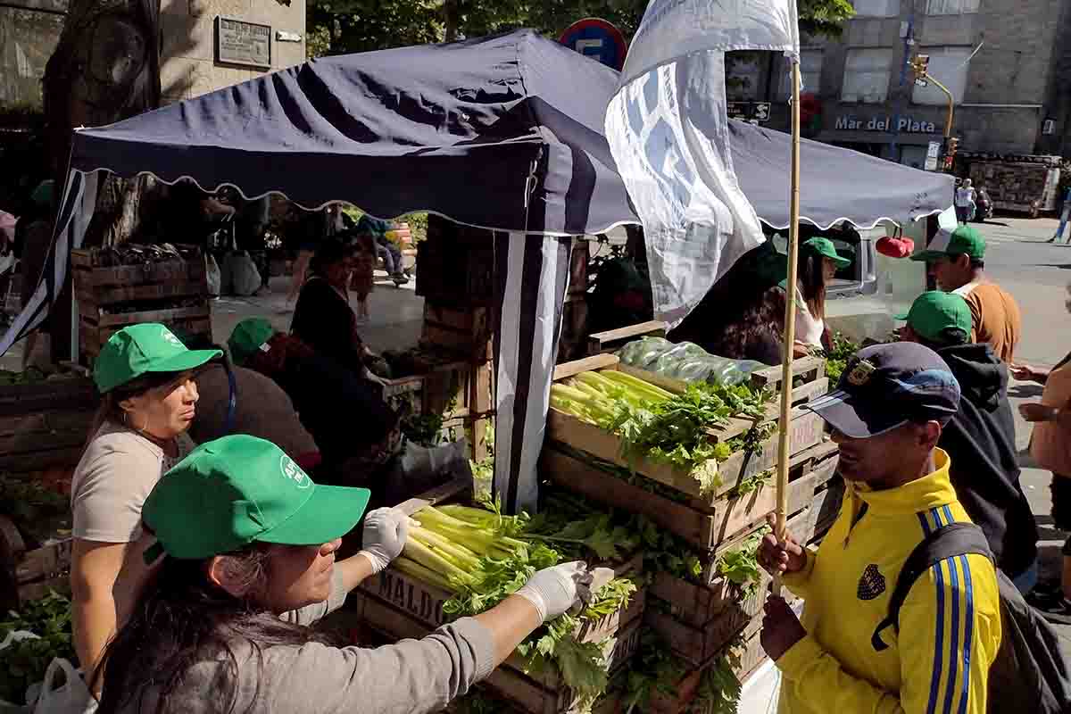 Con un “verdurazo”, pequeños productores reclaman asistencia ante la crisis y la sequía