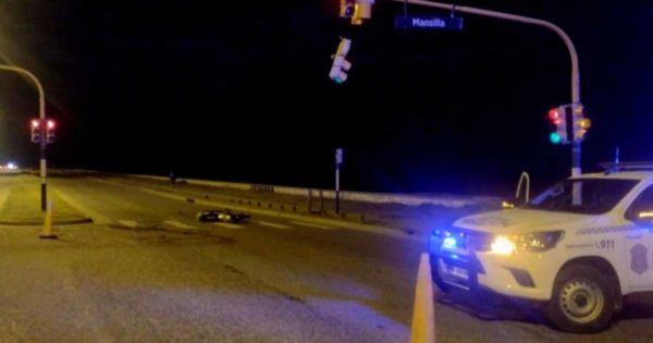 Murió un motociclista tras chocar contra un semáforo