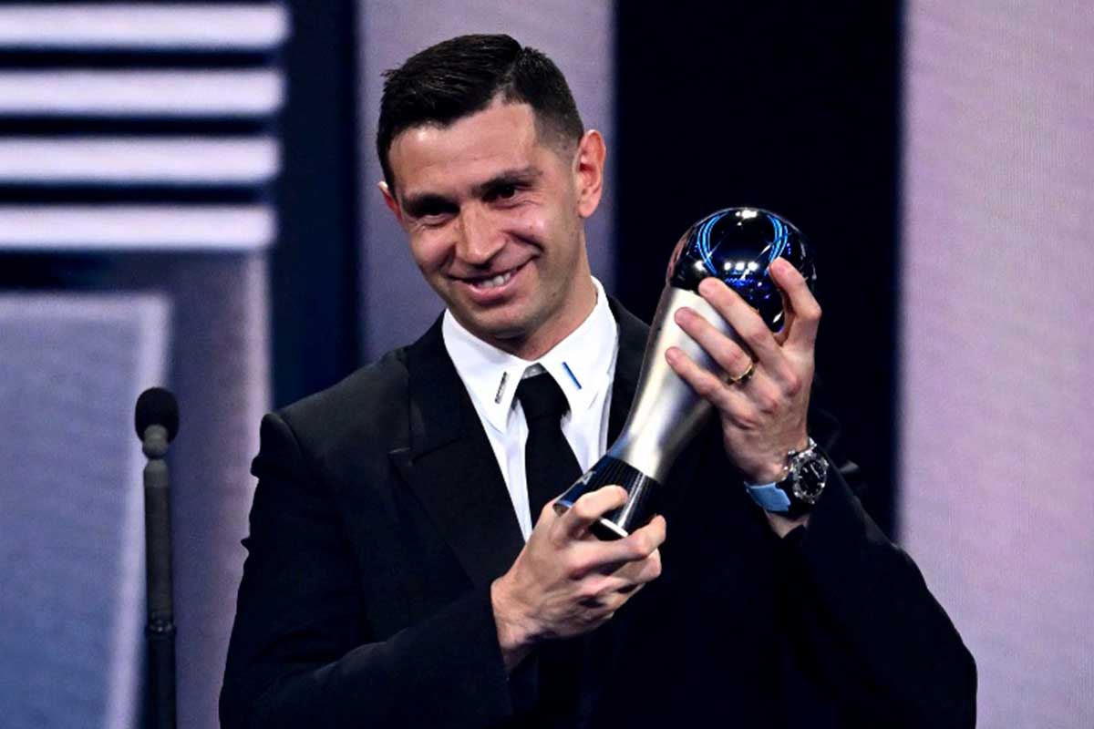 “Dibu” Martínez fue elegido por la FIFA como el mejor arquero del mundo