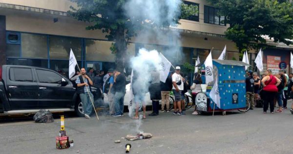 Trabajadores de la economía popular protestan frente a Inspección General