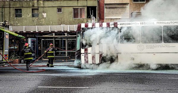 Se prendió fuego un colectivo en pleno centro de Mar del Plata