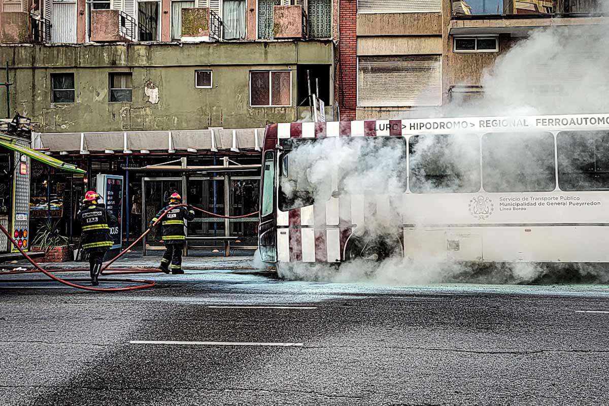 Se prendió fuego un colectivo en pleno centro de Mar del Plata