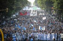 Miles de personas en las calles de Mar del Plata en el Día de la Memoria
