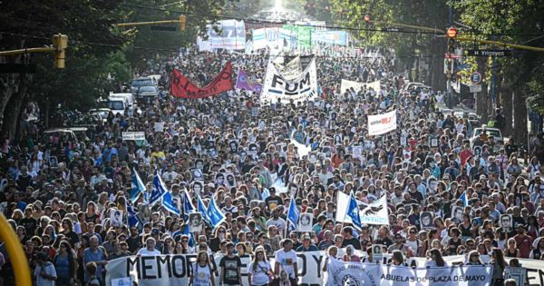 Miles de personas en las calles de Mar del Plata en el Día de la Memoria