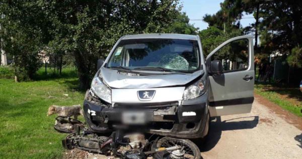 Manejaba una camioneta borracho y chocó contra una moto: dos heridos