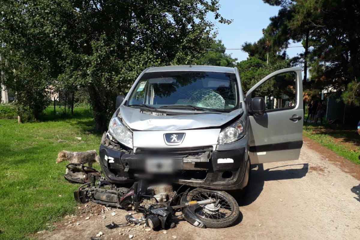 Manejaba una camioneta borracho y chocó contra una moto: dos heridos