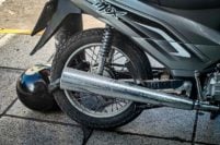 Debaten la prohibición de circular en motos con caños de escape modificados