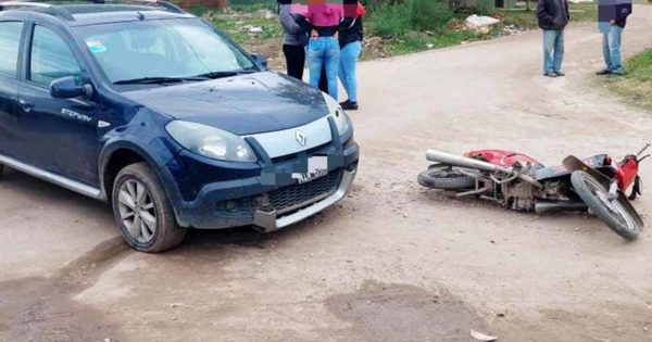 Un hombre herido tras un choque entre un auto y una moto 