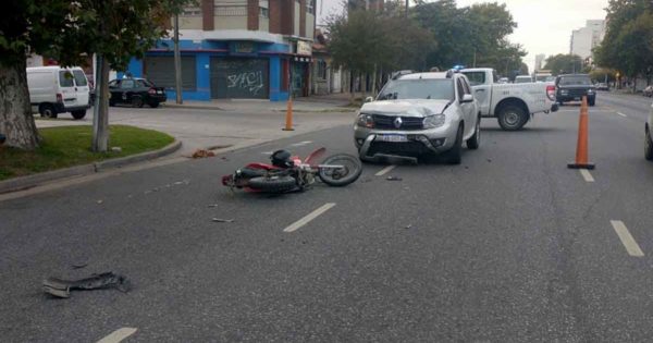 Un hombre fue hospitalizado tras un choque entre una camioneta y una moto