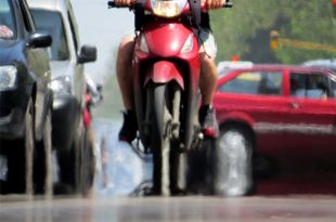 Hombres y jóvenes, quienes menos usan casco al momento de circular en moto