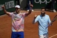 Zeballos avanzó en Roland Garros y Sierra se retiró en España por una molestia