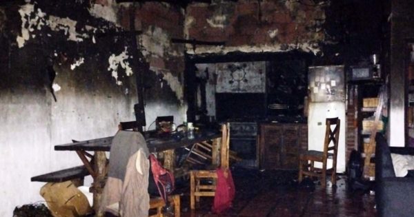 Se incendió una casa en el barrio Los Pinares: perdieron casi todo