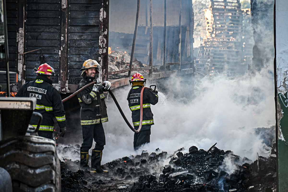 Feroz incendio en un depósito de maderas en avenida Champagnat