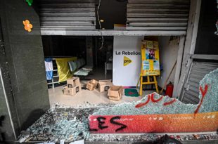 Destrozos en un local del PRO en el centro: “Viva la rebelión en Jujuy”
