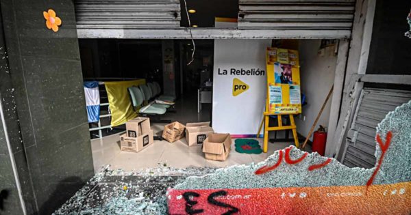 Destrozos en un local del PRO en el centro: “Viva la rebelión en Jujuy”