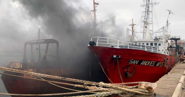 Sofocaron un incendio de un barco inactivo en Mar del Plata