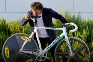 Juan Curuchet donó al Museo Olímpico la bicicleta con la que ganó la medalla dorada