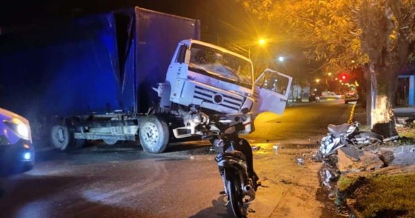 Un motociclista en grave estado tras un choque con un camión