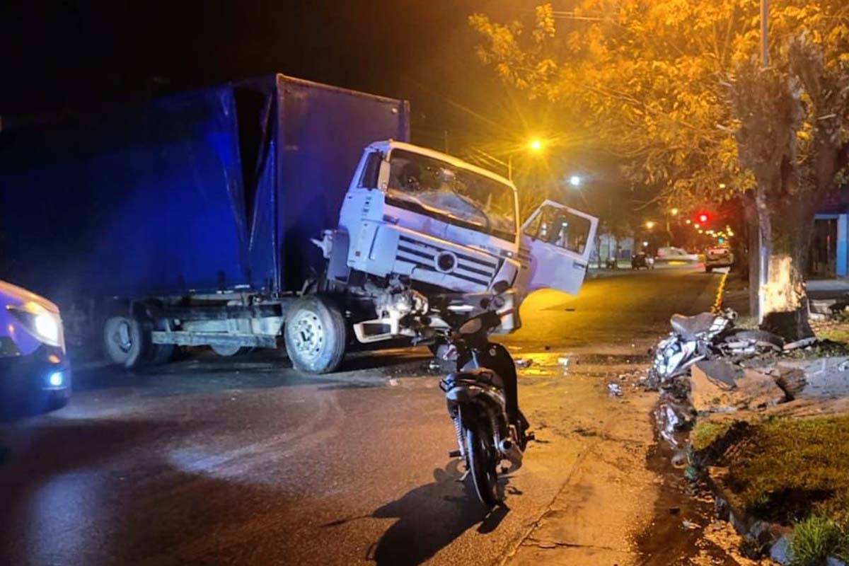 Un motociclista en grave estado tras un choque con un camión