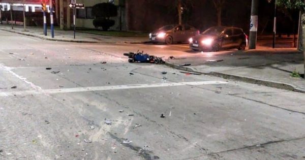 Un auto chocó con una moto y su conductor escapó